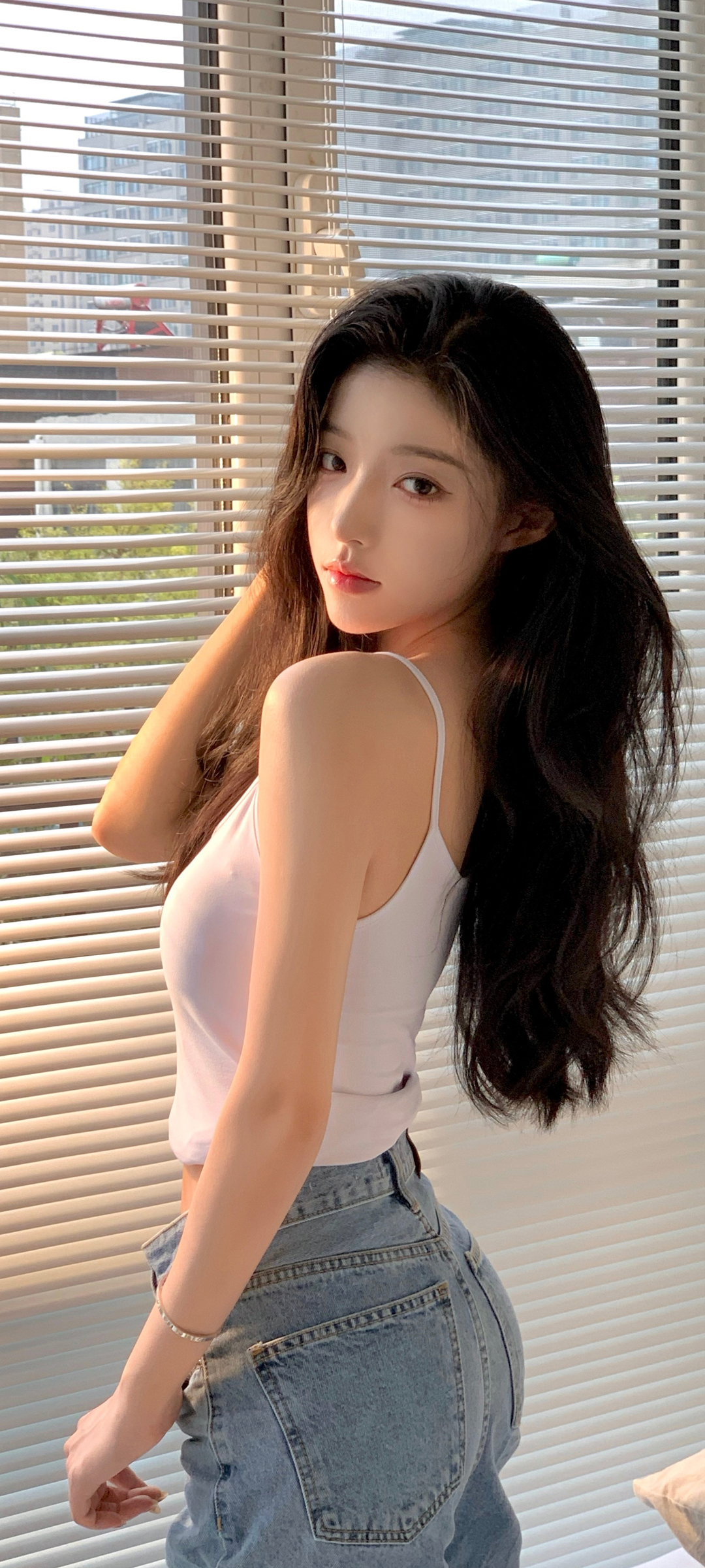 白色猫的美女江亦祺手机壁纸