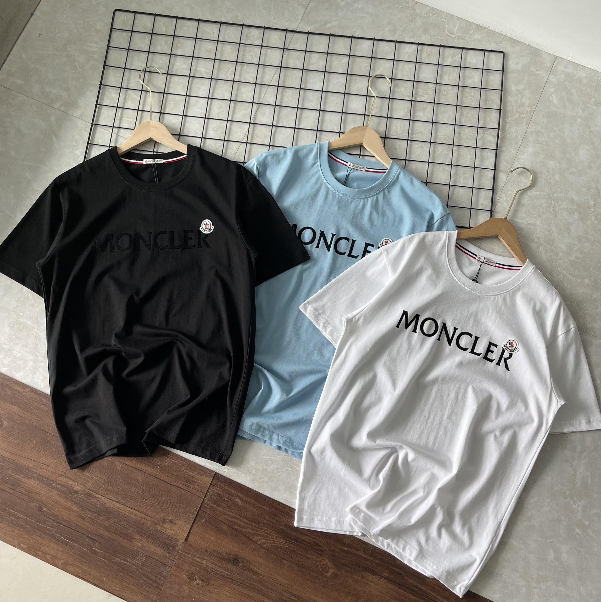 【Moncle*蒙口男士三色经典圆领纯棉短袖T恤】?品质控速入! 销量很good‼️经久不衰的基础款！可商务可休闲,以及高支数纯棉的面料让人不可抗拒