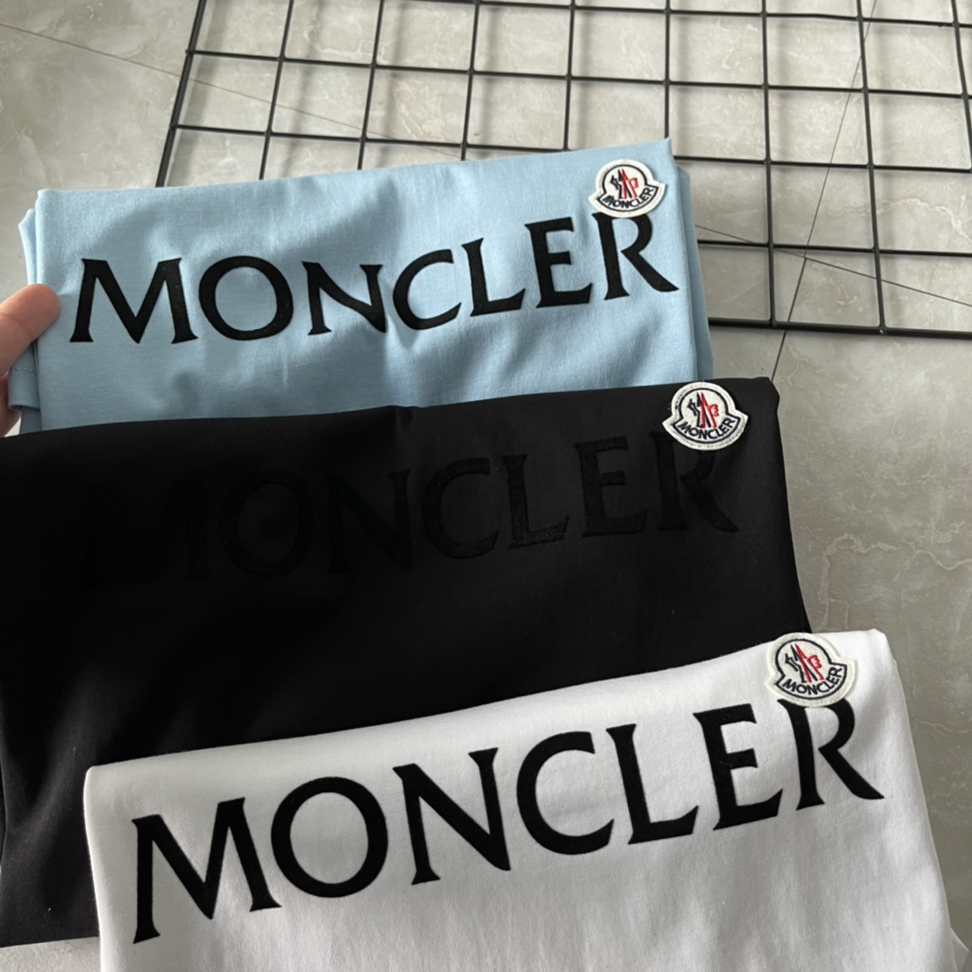 【Moncle*蒙口男士三色经典圆领纯棉短袖T恤】?品质控速入! 销量很good‼️经久不衰的基础款！可商务可休闲,以及高支数纯棉的面料让人不可抗拒