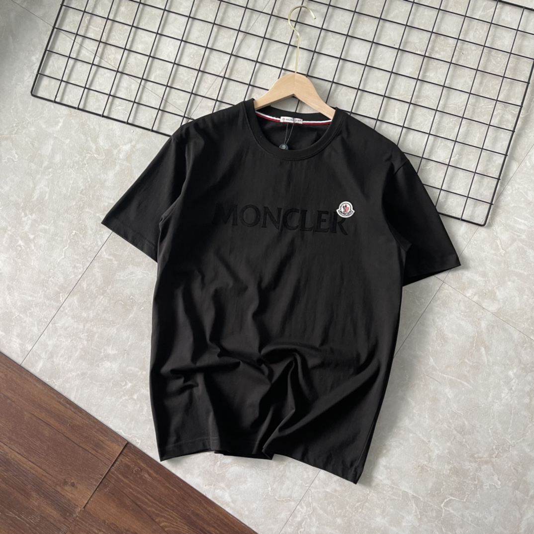 【Moncle*蒙口男士三色经典圆领纯棉短袖T恤】?品质控速入! 销量很good‼️经久不衰的基础款！可商务可休闲,以及高支数纯棉的面料让人不可抗拒