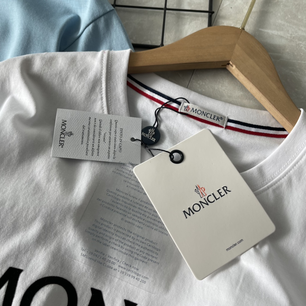 【Moncle*蒙口男士三色经典圆领纯棉短袖T恤】?品质控速入! 销量很good‼️经久不衰的基础款！可商务可休闲,以及高支数纯棉的面料让人不可抗拒