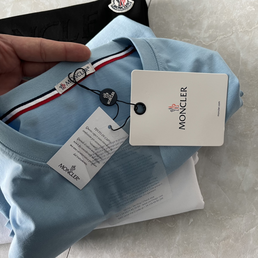 【Moncle*蒙口男士三色经典圆领纯棉短袖T恤】?品质控速入! 销量很good‼️经久不衰的基础款！可商务可休闲,以及高支数纯棉的面料让人不可抗拒